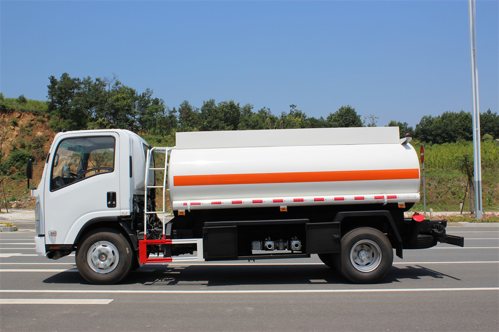 شاحنة صهريج وقود النفط المتنقلة ايسوزو مع التحميل العلوي