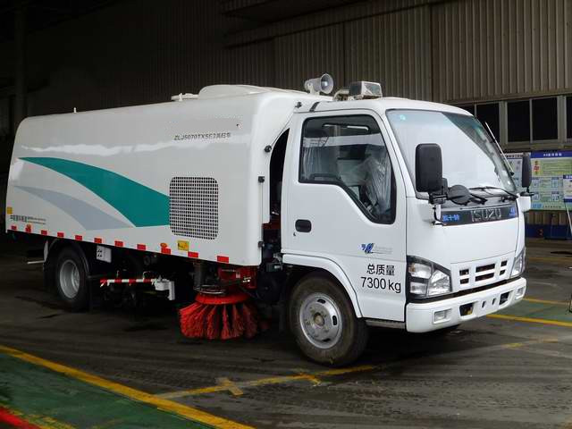 7300KG total weight Isuzu brand Sanitation Road Sweeping Truck Road Sweeper