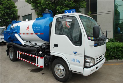 ISUZU NKR77 ELF 700P factory price sewage suction truck for sale vacuum truck
