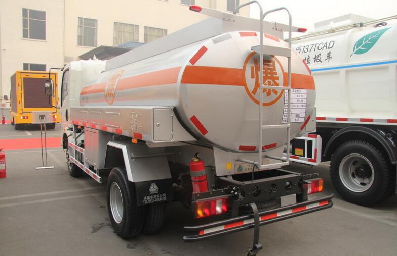 Africa Sinotruk HOWO Fuel Tank Trailer Truck for Oil Delivery
