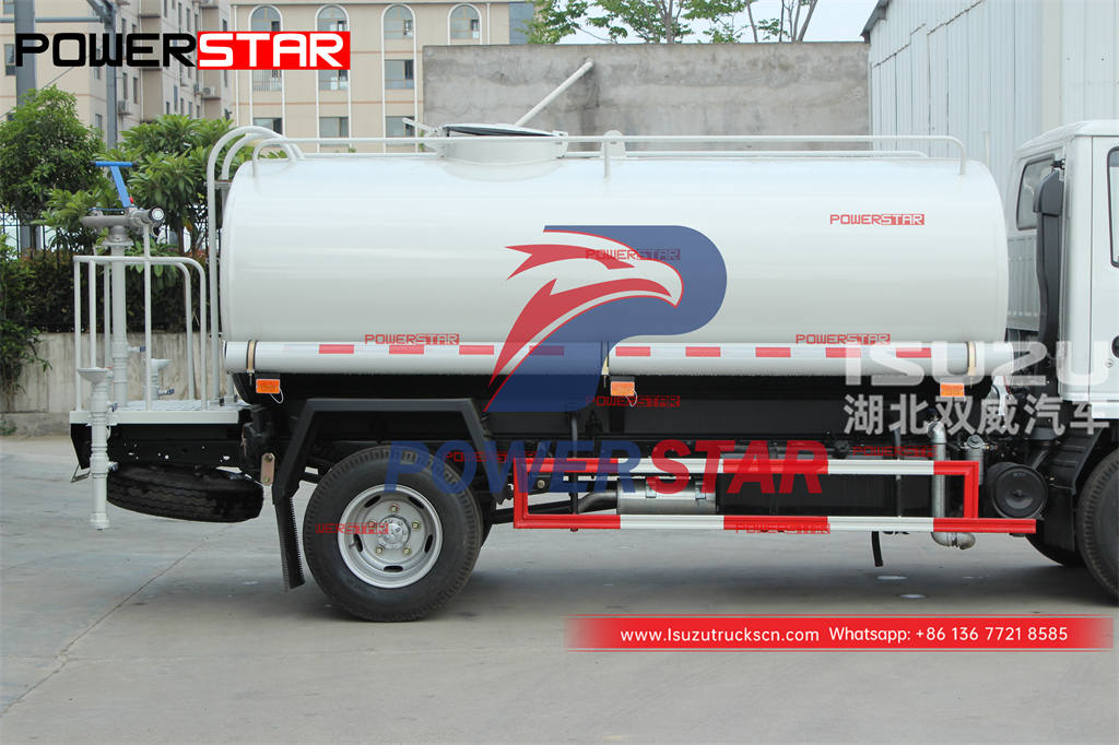 العلامة التجارية الجديدة ISUZU 100P 4 × 4 98HP شاحنة رش المياه للبيع