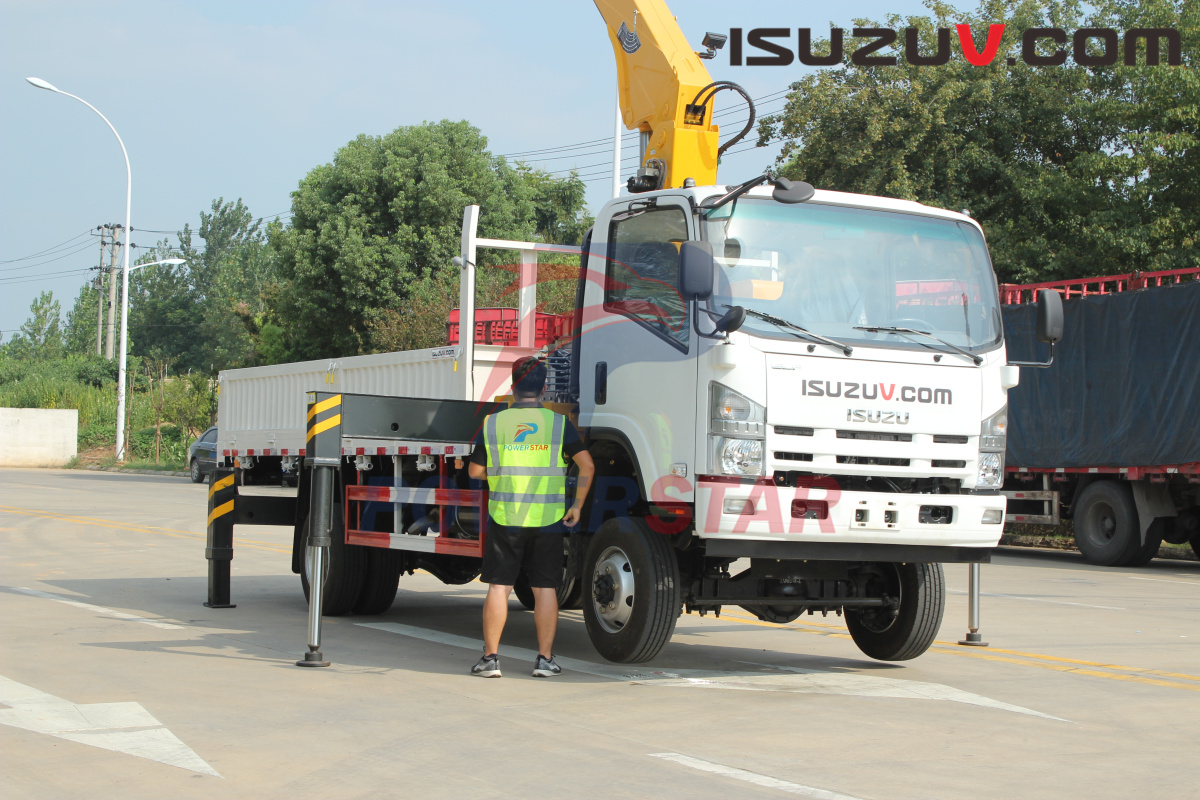 طاجيكستان Isuzu NPR ELF 4x4 رافعة محمولة على شاحنة لنقل البضائع على الطرق الوعرة