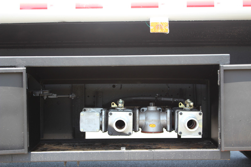 مضخة شاحنة صهريج للتزود بالوقود Isuzu NPR داخل وخارج الصمامات