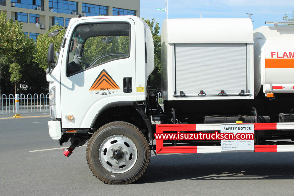 ايسوزو 4 × 4 على الطرق الوعرة شاحنة نقل وقود الديزل والبنزين
