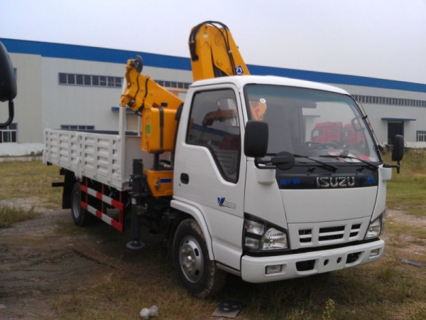 Isuzu 1400kg T truck mounted crane , the best tipper truck with crane