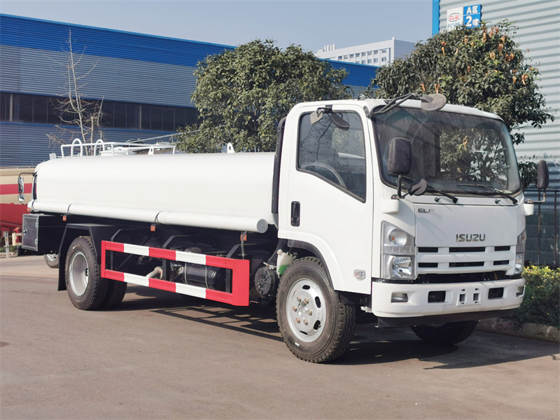 ISUZU 8000 liters water spraying truck for Ghana