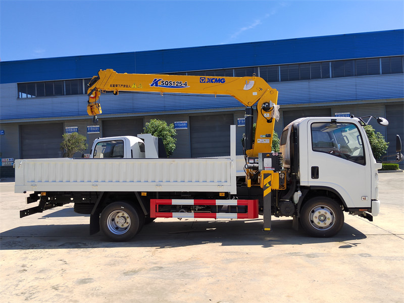 ISUZU truck mounte crane XCMG for sale