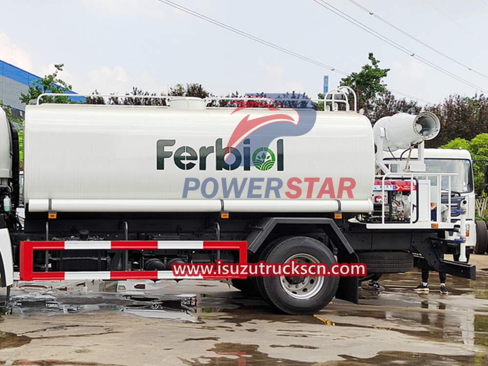 4000 gallon water sprinkler truck Isuzu Giga