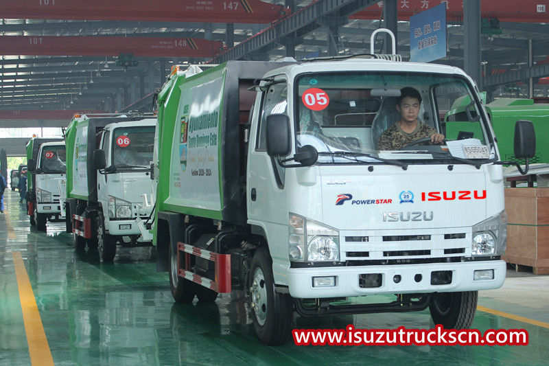 يتم شحن 10 وحدات من شاحنة القمامة الضاغطة ISUZU 4x2 إلى حاوية 40 HQ
    