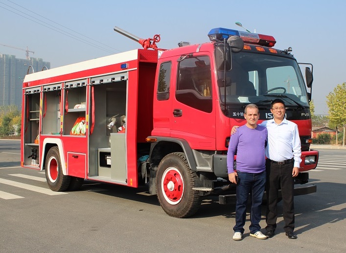 عميل أرمينيا يطلب شاحنة إطفاء الحرائق Isuzu FVR من مصنعنا
    