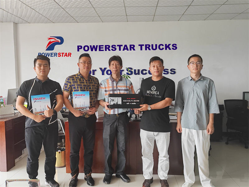 قام عميل من جنوب شرق آسيا بزيارة POWERSTAR لشراء شاحنات رافعة ISUZU